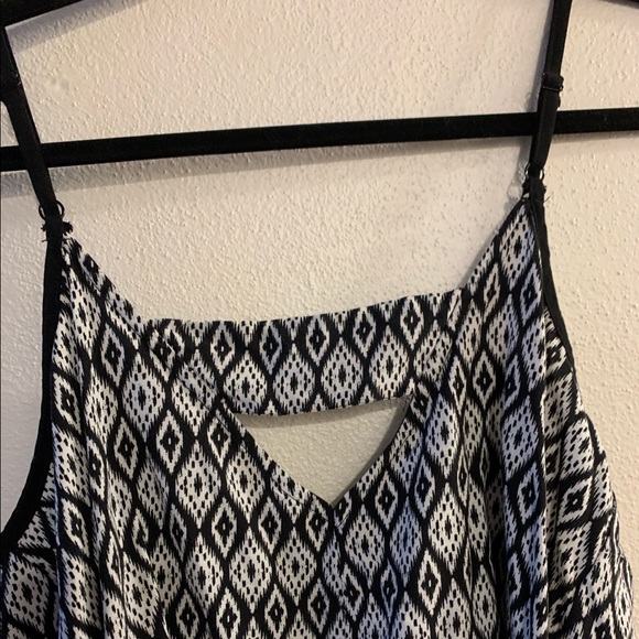 Xhileration Geometric Crop Top - Picture 4 of 5